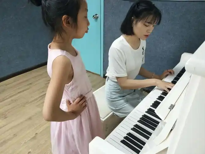 声乐课老师教学生练习发声