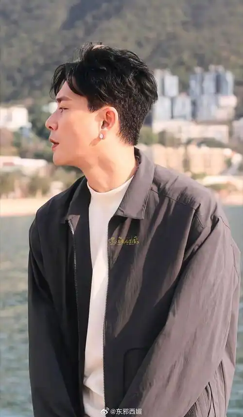 恭喜黄宗泽!但是这哥今晚的发型怎么回事?严重影响了颜值啊!