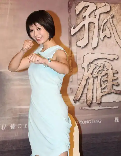 程愫换上女装真漂亮穿淡蓝连衣裙配短发英姿飒爽又甜美