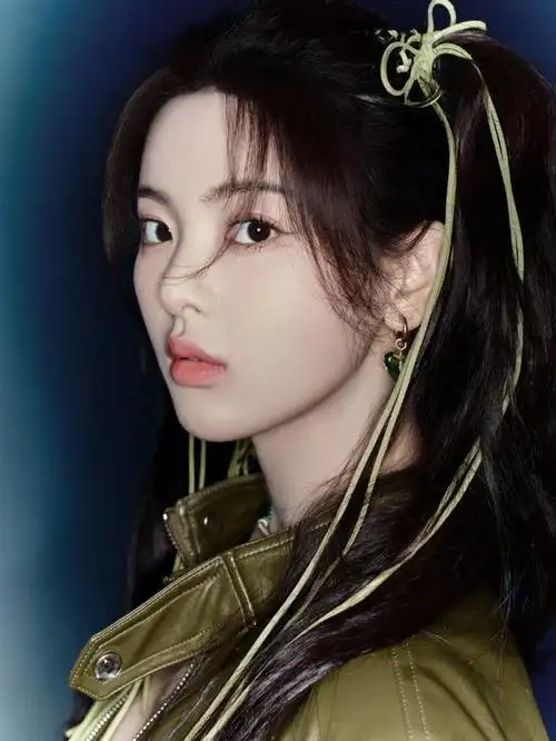 杨超越墨绿风穿搭,皮衣搭背心甜酷十足,扎双马尾灵动轻盈