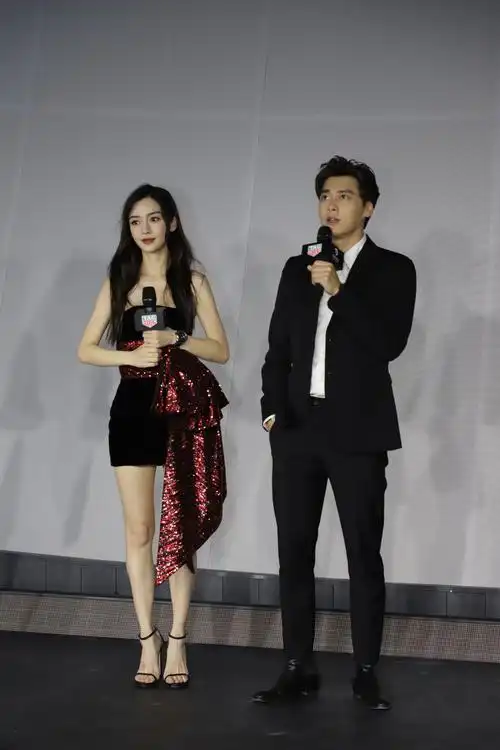 baby和中科院科学家合影!网友吐槽:你穿啥抹胸!_杨颖