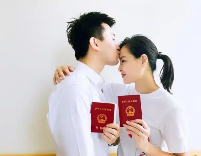 吴敏霞张效诚领证结婚亲吻额头甜蜜十足