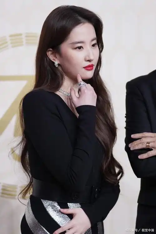 天仙刘亦菲真是美爆镜,穿紧身裙大秀"蜜桃臀"肌肤无暇惹人爱