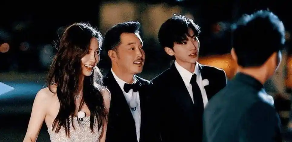 《奔跑吧》路透再曝光,杨颖身穿婚纱手拿捧花,看到蔡徐坤爱了_节目