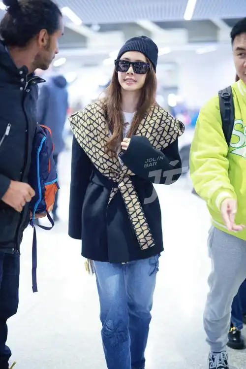 蔡依林抵达巴黎戴高乐机场,受邀参加巴黎时装周valentino华伦天奴