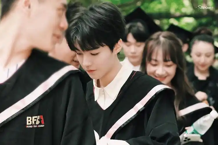 王俊凯大学毕业照来了