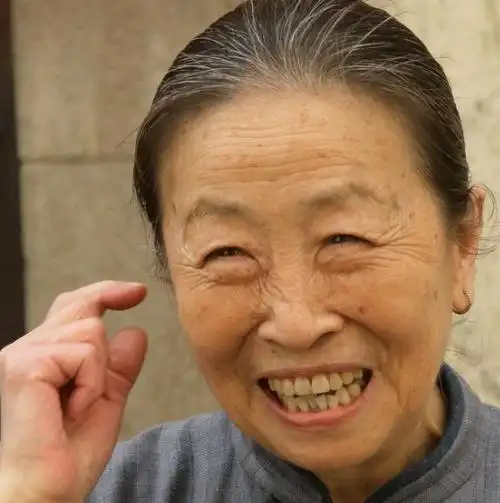 娱乐圈老戏骨,被称为"母亲专业户",如今年过80却饱受网友批判