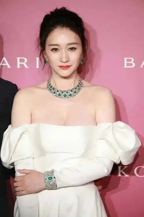 李小冉才是"大号水蜜桃",抹胸裙差点被"撑爆",47岁她明艳似18岁少女