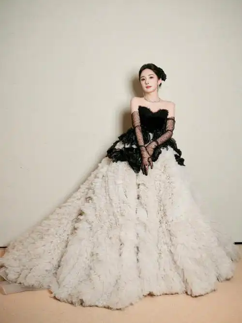 杨幂定点拍摄秒了#杨幂 身穿黑白拼接抹胸礼裙出席#gq红毯#,巨大裙摆