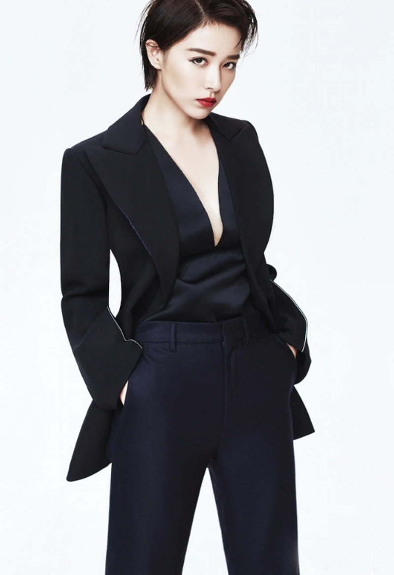 俏皮女星阚清子西装写真,气质高冷,女人味十足!