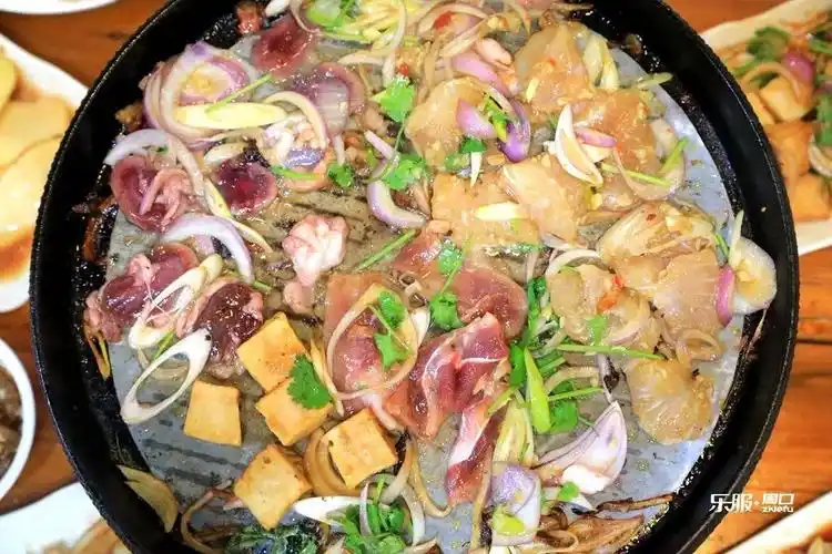 八一路号称帝都男人最爱的烤肉店靠一张铁板征服皇城300年