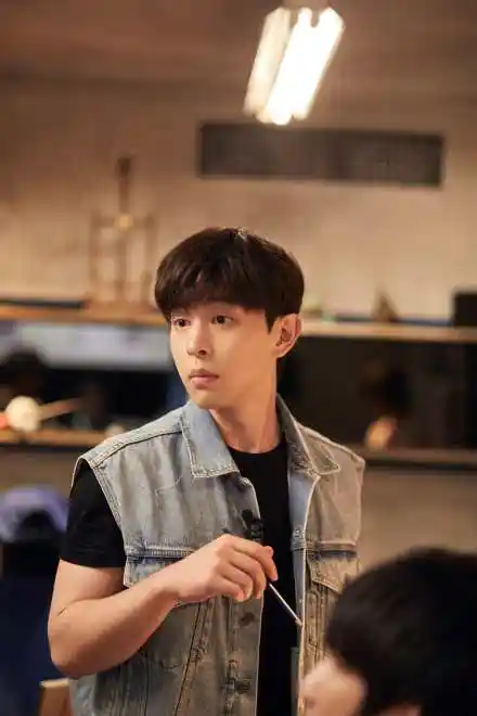 邓伦密逃水洗牛仔造型留顺毛短发清爽简约