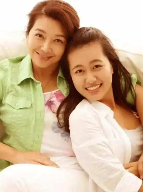 53岁田小洁露面!头发花白,老了好多,和江珊女儿逛街,颜值抢镜