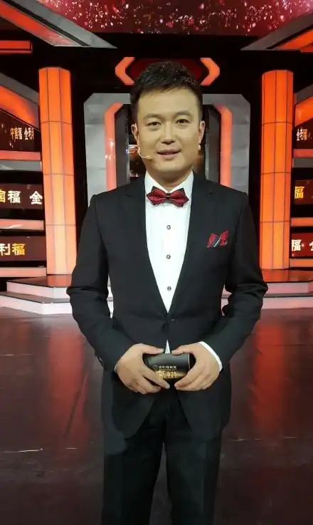 主持人宋鹏飞图片央视主持人宋鹏飞图片