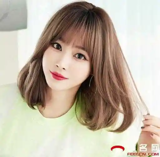一样是斜分刘海设计的短发梨花头,采取了发型中部开始的卷烫设计,让整