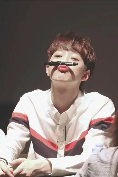 赖冠霖可爱瞬间,嘟嘴卖萌奶气十足,看到裹紧小被子:扛不住了!