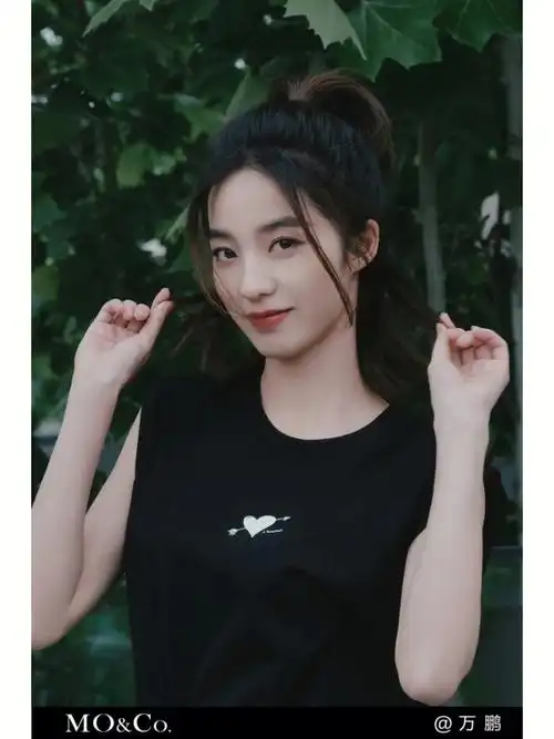 夏季新款 演员万鹏穿着mo&co.夏季新款520爱心胶囊系列拍摄私服照.