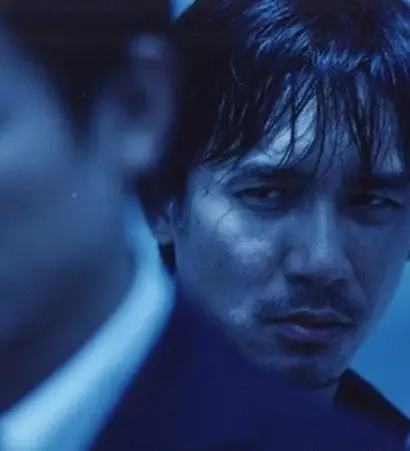 【图】梁朝伟无间道眼神图片犀利 帅气回头一笑魅力满分