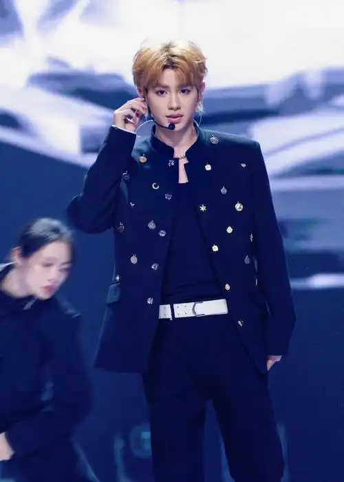 黄明昊一人之众首舞台