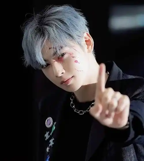 原创有种整容叫车银优换发色黑发换成海洋蓝后丑到网友认不出