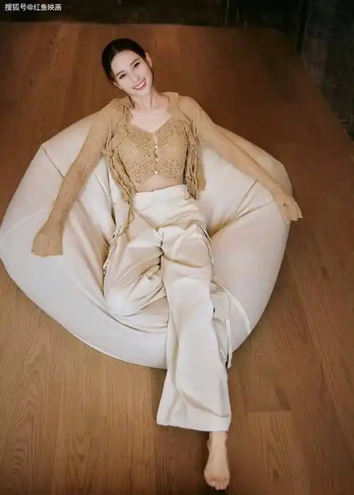 何超莲有钱又有身材,抹胸小美女