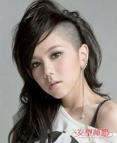 女生剃鬓角侧梳烫 卷发发型