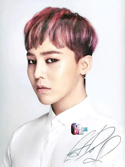 展开全部 权志龙有许多短发造型很好看,比如