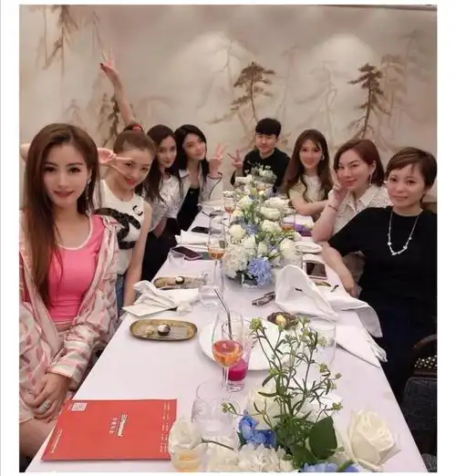 angela baby回应合照站位,表示朋友聚会没嫩复杂,网友想太多了