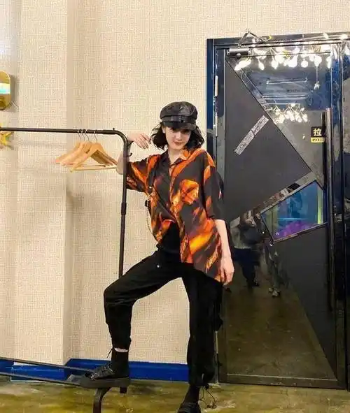 原创迪丽热巴罕见晒男装照花衬衫配工装裤腿长比例实名羡慕