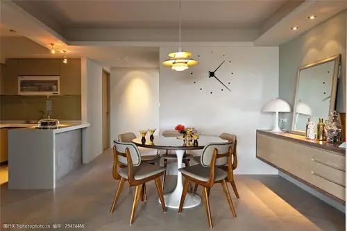 关键词:简约客厅餐桌装修效果图 餐厅 餐桌 电视背景墙 黄色灯光