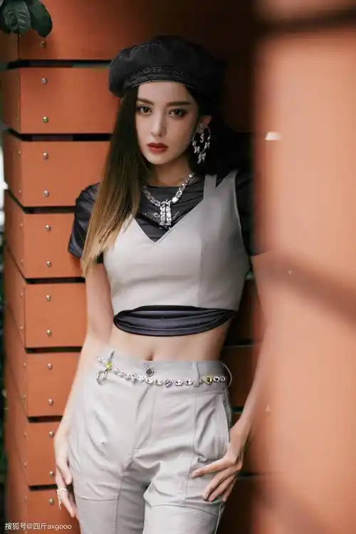 原创古力娜扎晒健身照惹争议浓妆拍照姿势不雅修图时手机被p歪