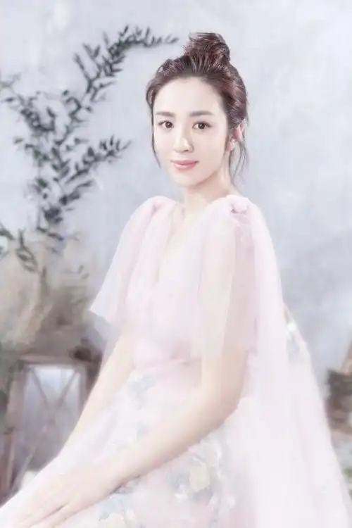 王晓晨气质真耐看,穿波点连衣裙配长卷发走机场,不惊艳但很高级