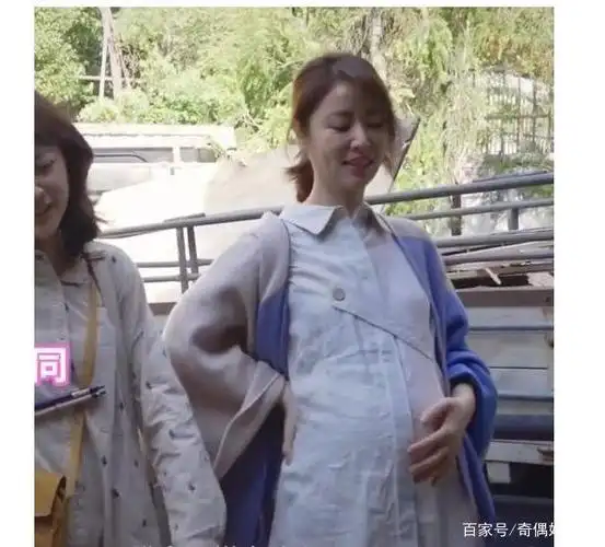 林心如现身与好友聊天,肚大被误认为二胎,粉丝们火速辟谣