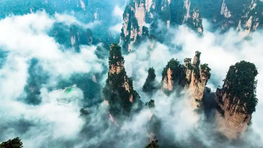 张家界水绕四门景区上演"悬浮山"仙境