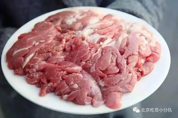 "老板,一盘肉,瘦的,牛二,坐外头"