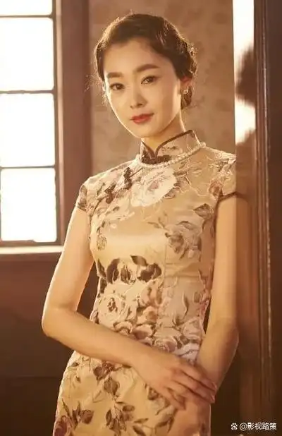 她能将即便是古典典雅的旗袍,也穿出了妖娆性感的韵味.