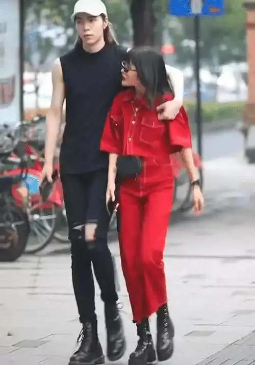 最萌身高差她穿上这条例假裤穿上腿长超过185cm的男朋友