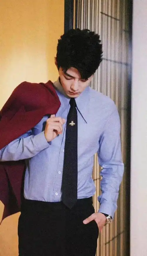 肖战wb视界大会发呆的样子像极了开会时的我