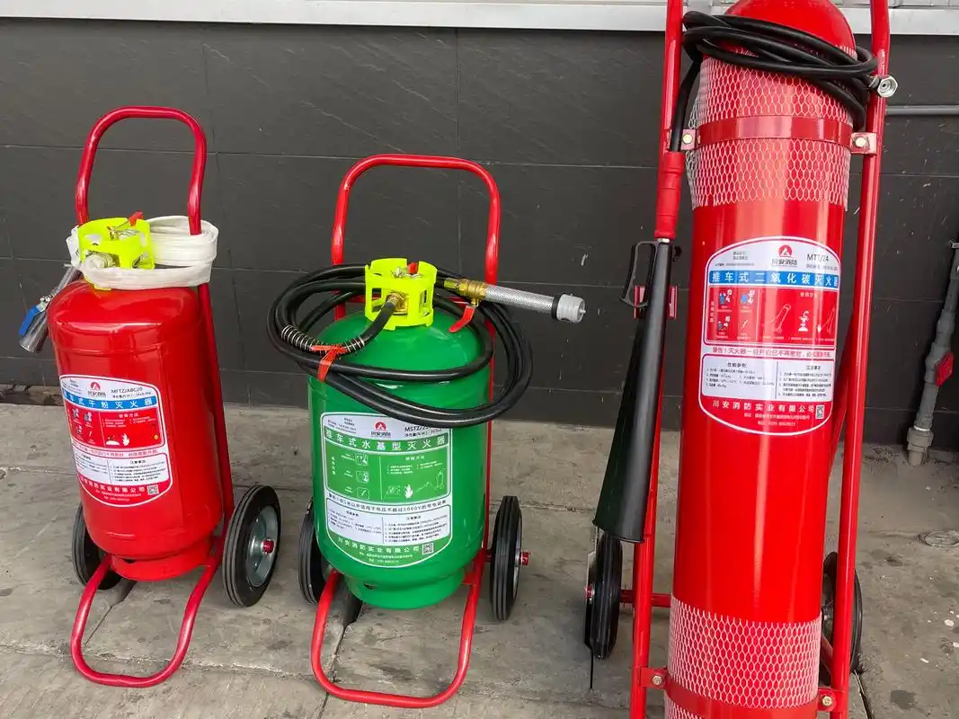 推车式二氧化碳灭火器使用方法