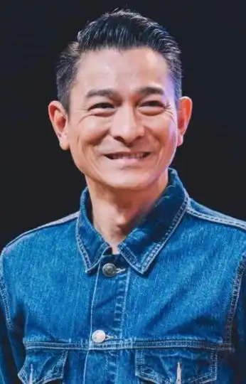 刘德华断崖式哀老,满头白发皱纹明显,网友泪目:天王也老了!