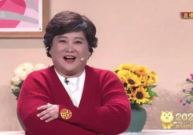 原创贾玲小品褒贬不一出现多个争议点张小斐大衣10分钟卖断货