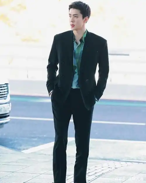 exo世勋机场照,前往法国参加巴黎时装秀,利落西装加身气场全开