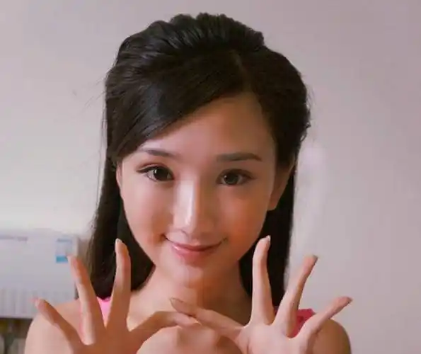 刚出道的毛晓彤,还是以前纯美,现在太过艳丽