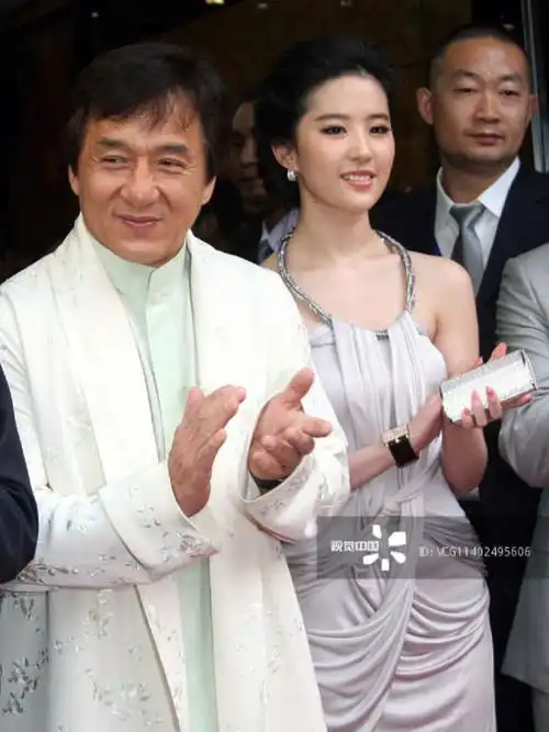 刘亦菲成龙为新店剪彩