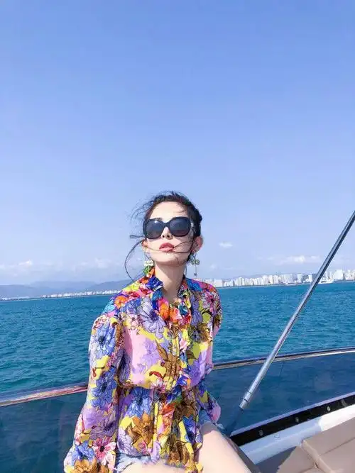 娜扎身穿碎花裙坐游艇好看又贵气碎花裙子跟人好看到没缺点