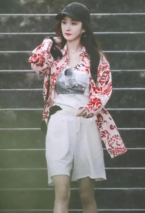 杨幂的穿搭越来越好看了跟她影视剧一样出彩时尚又有气质