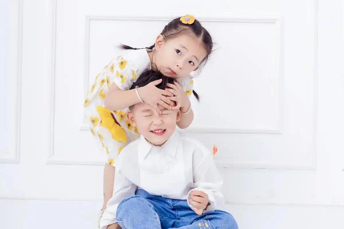 偷偷要的几张照片,兄妹可爱互动,好多都问是双胞胎吗?#一起长 - 抖音