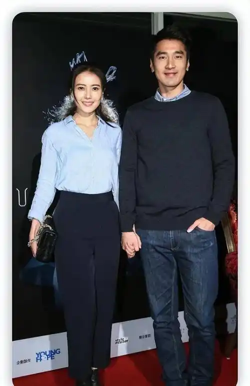 高圆圆一家三口罕同框,赵又廷用手接女儿吐骨头,给她擦嘴好细心_网友