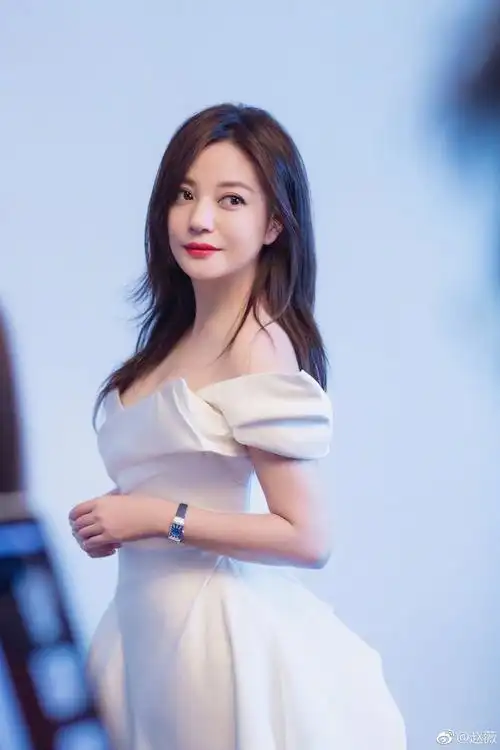 赵薇selina的妹妹任容萱拥有着"魔力笑容",阳光甜美的笑颜总让人觉得