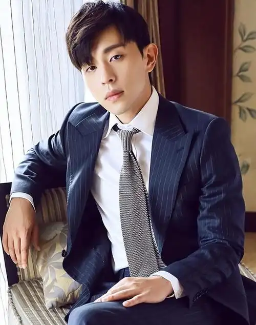 邓伦,一个已经离开娱乐圈一年多的明星,近期再次引起了公众的关注.